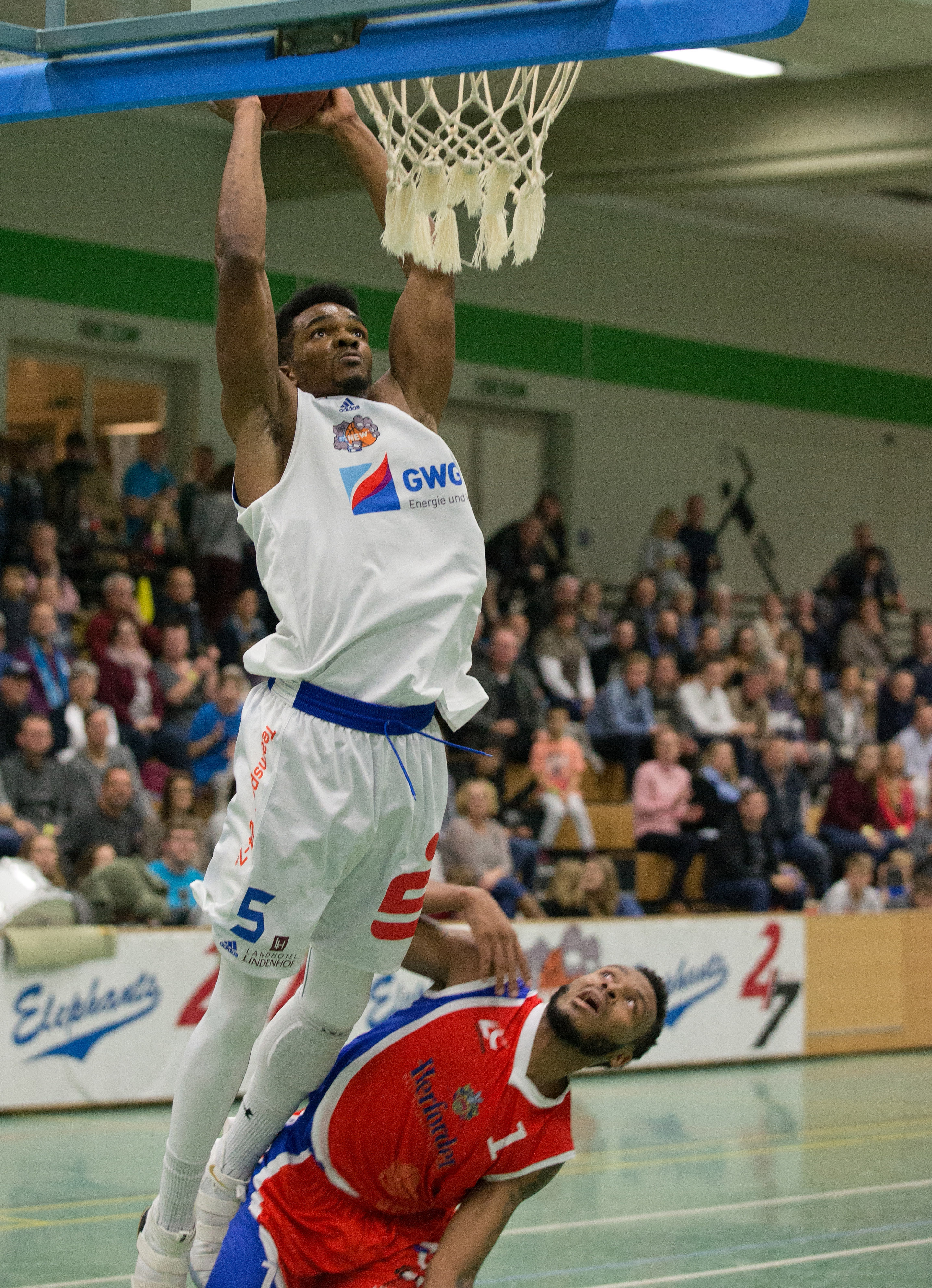 Markus dunkt Earvin Herford